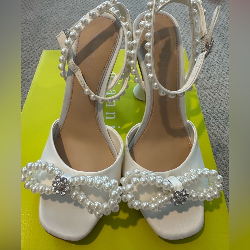GIANNI BINI HAYDN white/pearl heels size 8.5